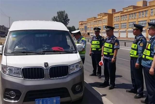 查处违法客运面包车