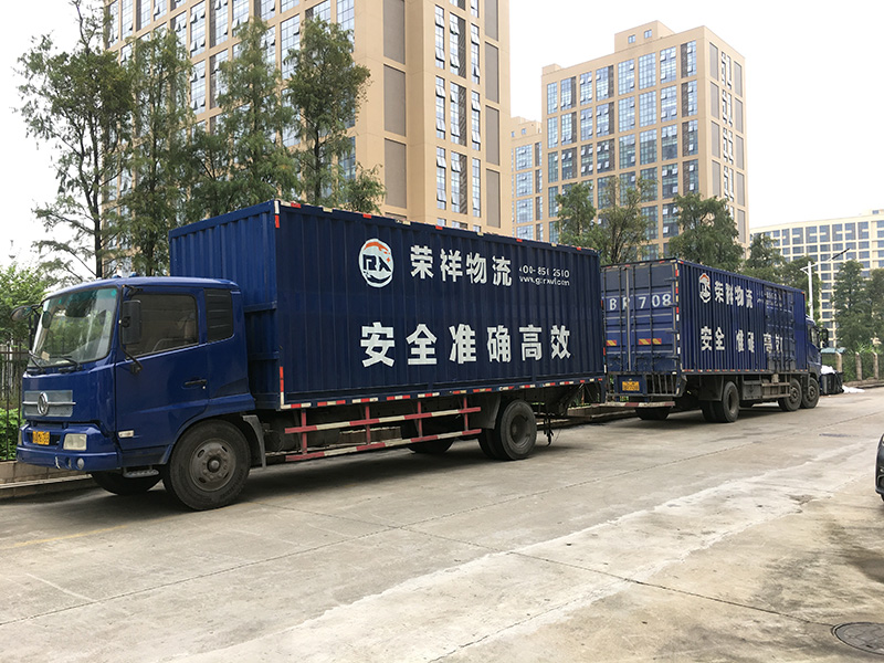 驾驶员在运输危险品时应当避免事故发生，增强安全意识